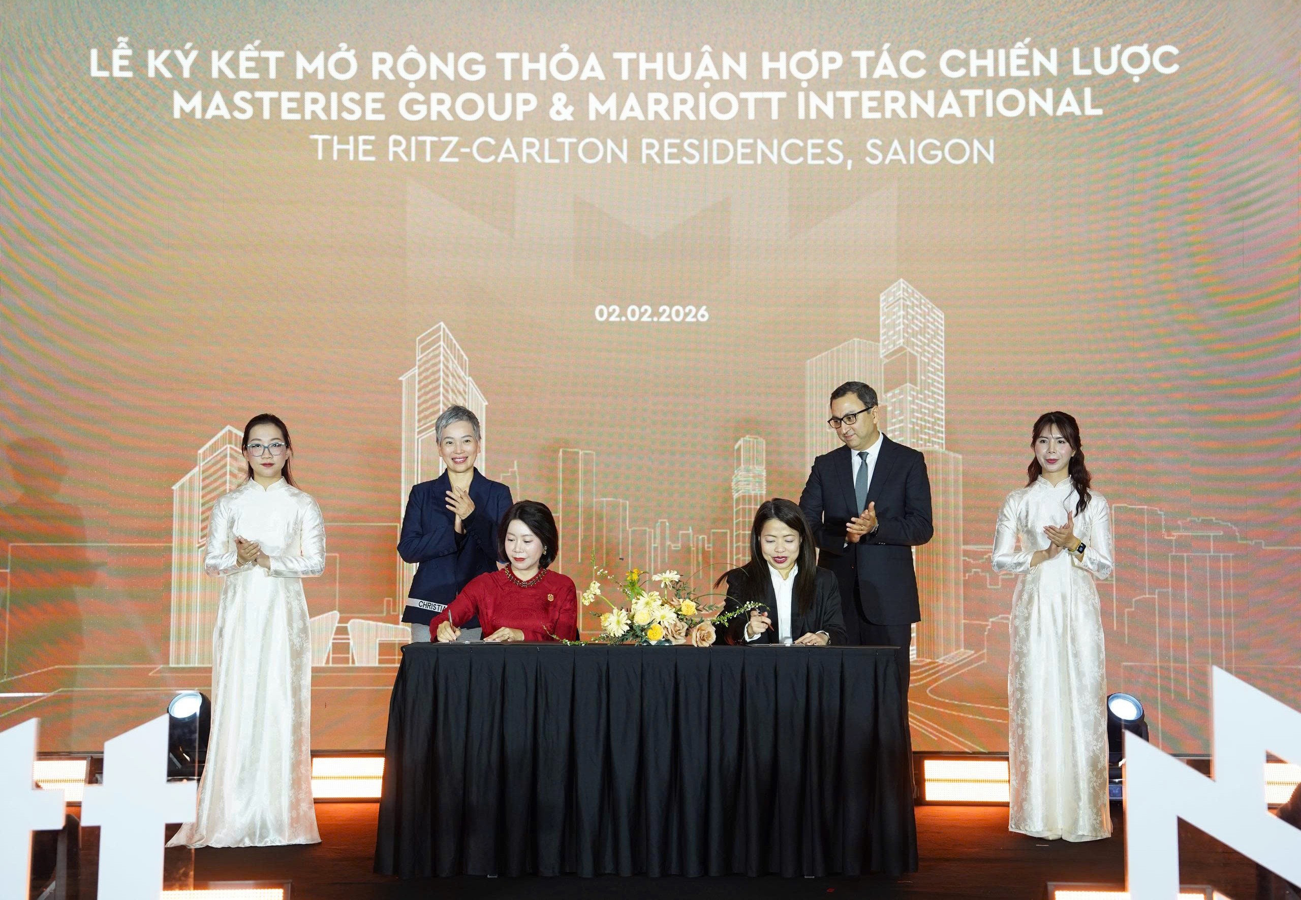 2-hinh-ky-ket-2-le-ky-ket-du-an-the-ritz-carlton-residences-saigon-1770651059.JPG