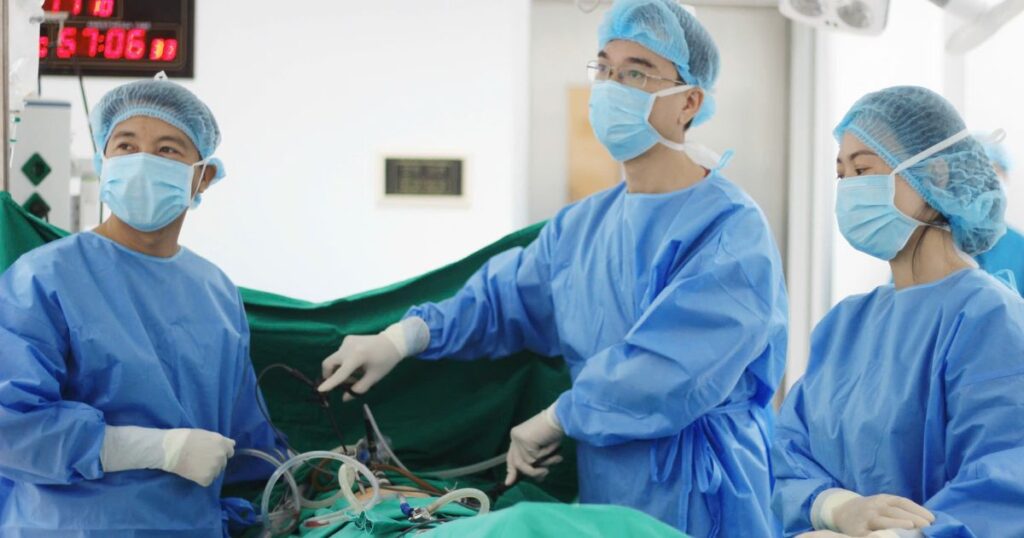 Vinmec Phú Quốc xuyên đêm cứu du khách nguy kịch mang nhóm máu cực hiếm