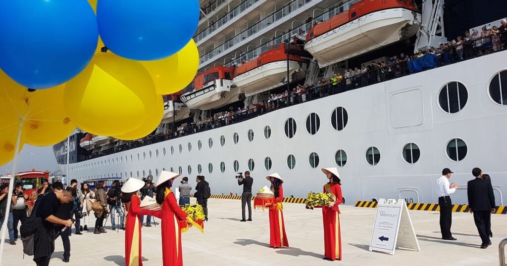 Nhiều tàu du lịch quốc tế đăng ký xông đất Quảng Ninh Tết Bính Ngọ