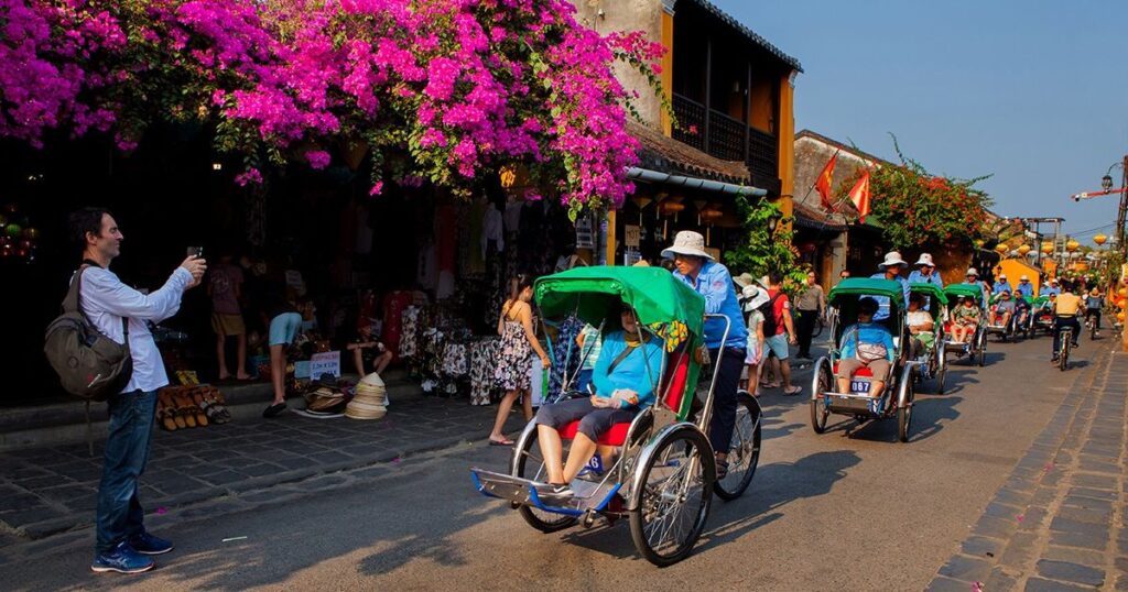 Khách quốc tế đến Việt Nam vượt 2 triệu lượt tháng thứ 3 liên tiếp: Vì sao du khách Hàn Quốc vẫn dẫn đầu?