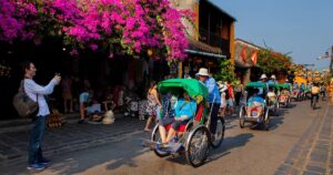 Khách quốc tế đến Việt Nam vượt 2 triệu lượt tháng thứ 3 liên tiếp: Vì sao du khách Hàn Quốc vẫn dẫn đầu?