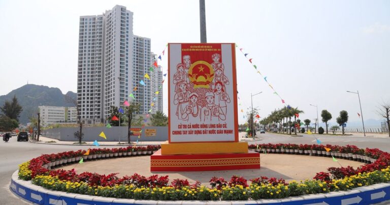 Quảng Ninh: Rực rỡ cờ hoa, rộn ràng trước ngày bầu cử