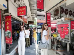 Thiên Ân – Kỳ Duyên xếp hàng thưởng thức quán mì Michelin bình dân “gây sốt” Bangkok