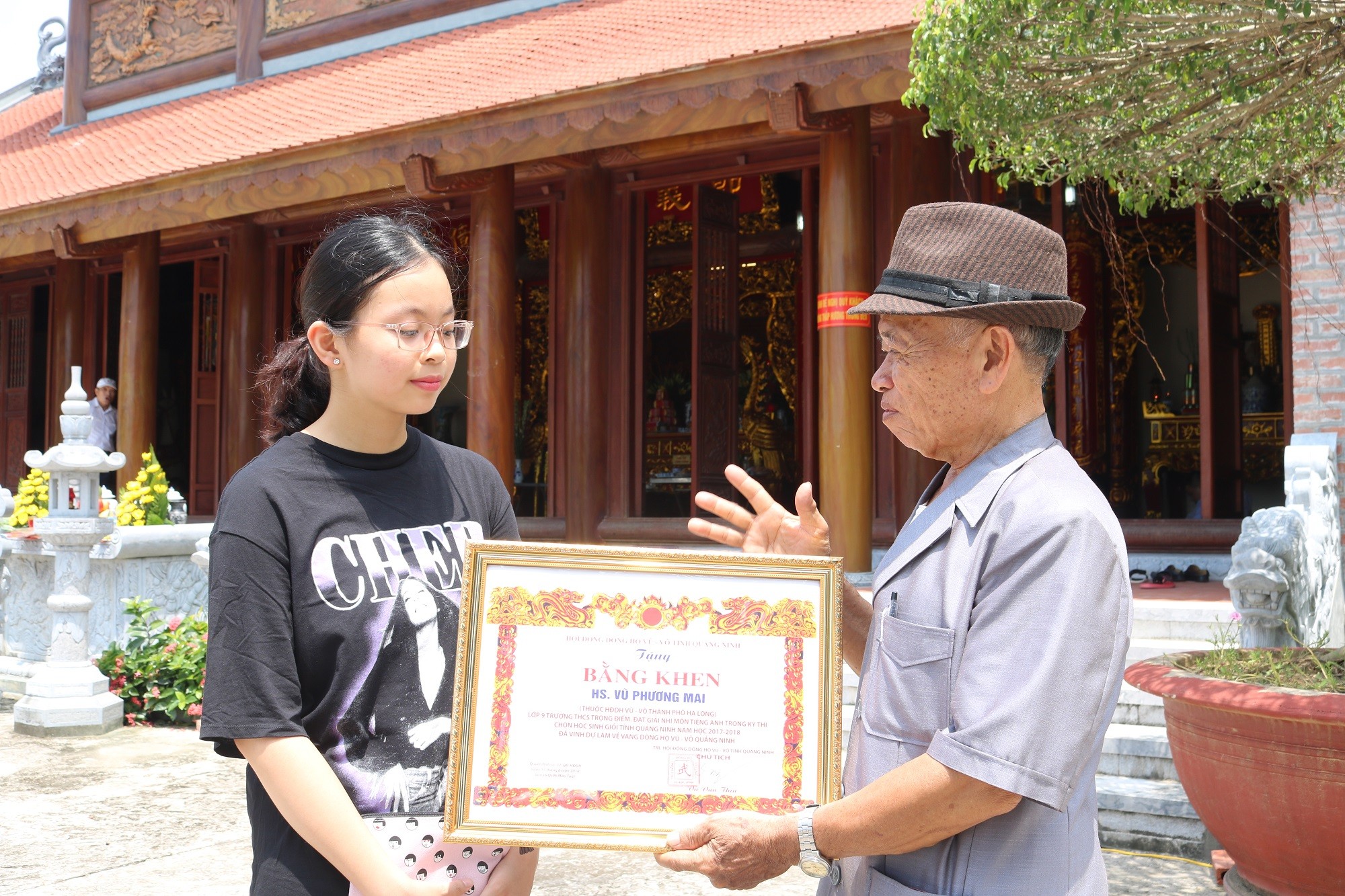 truoc-cua-den-thieng-ong-ran-day-chau-phat-huy-truyen-thong-tien-nhan-tren-500-nam-truoc-dia-phuong-dong-ho-da-co-nguoi-do-dat-tien-si-1777699624 truoc-cua-den-thieng-ong-ran-day-chau-phat-huy-truyen-thong-tien-nhan-tren-500-nam-truoc-dia-phuong-dong-ho-da-co-nguoi-do-dat-tien-si-1777699624.jpg