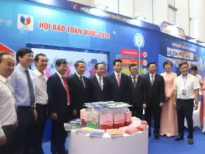 Lãnh đạo Đảng, Nhà nước tham quan không gian trưng bày tại Hội Báo toàn quốc 2026