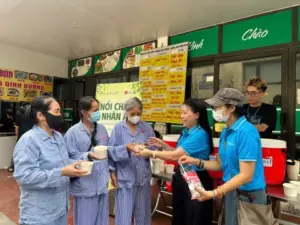 “Nồi cháo nhân ái Tạp chí Vietnam Travel” lan tỏa yêu thương tại Bệnh viện Phổi Trung ương