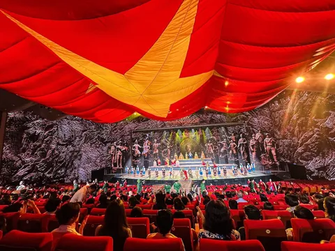 “Đất Nước Thiên Hùng Ca” – Câu chuyện 4.000 năm lịch sử chạm mọi giác quan người xem