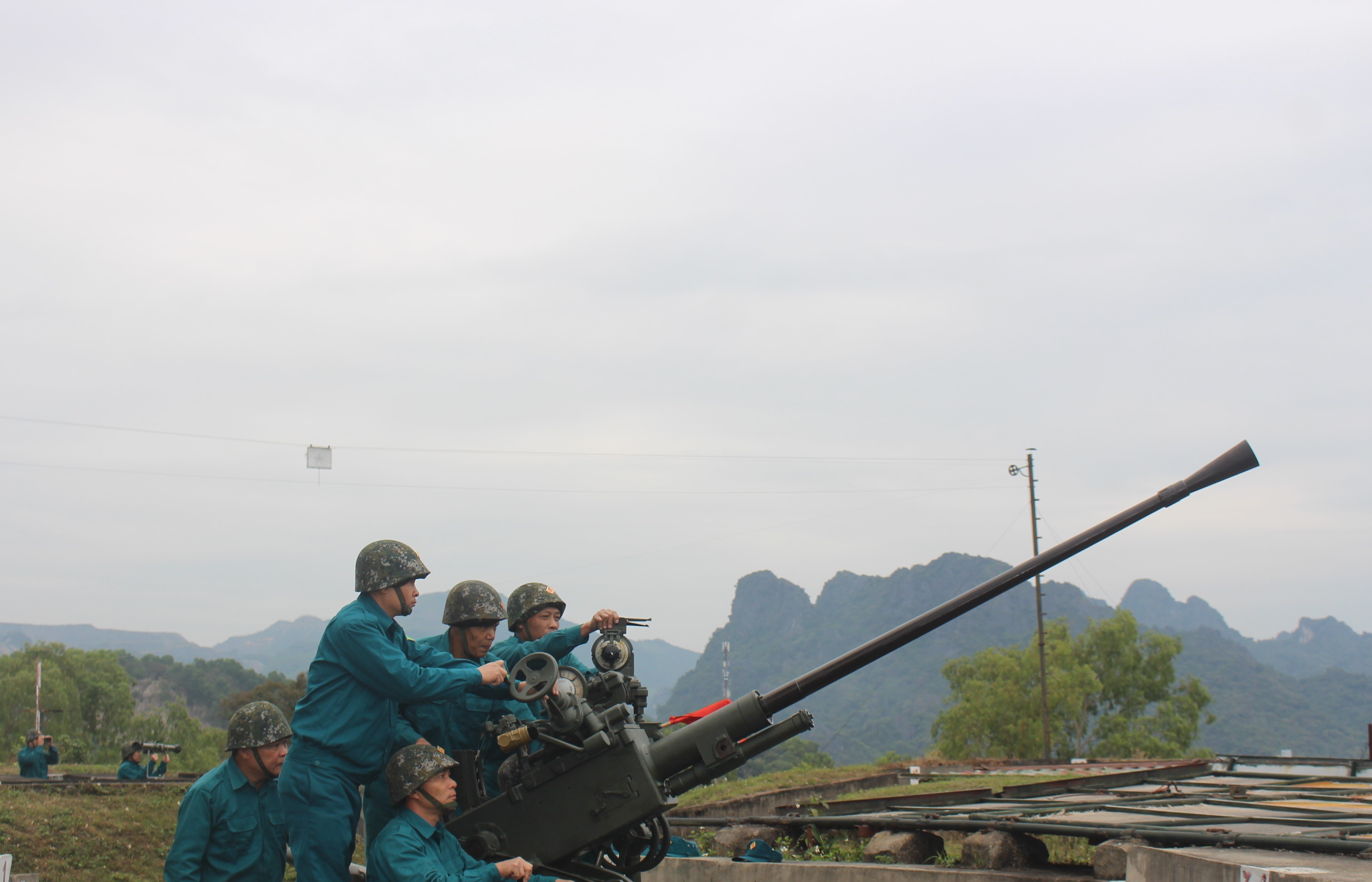 8-dai-doi-dang-ba-hat-hien-truc-chien-o-mom-doi-goc-da-ha-tu-tran-dia-ngay-581964-da-ban-roi-tai-cho-may-bay-bat-song-phi-cong-my-dau-tien-tren-mien-bac-1784385332 8-dai-doi-dang-ba-hat-hien-truc-chien-o-mom-doi-goc-da-ha-tu-tran-dia-ngay-581964-da-ban-roi-tai-cho-may-bay-bat-song-phi-cong-my-dau-tien-tren-mien-bac-1784385332.jpg
