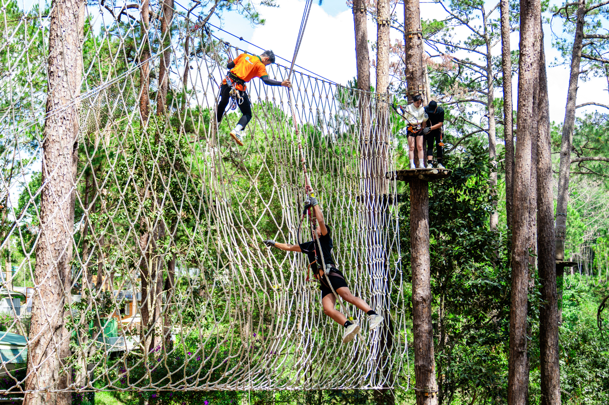 anh-7-huong-dan-vien-ho-tro-khach-hang-tai-tro-choi-hanh-trinh-tren-cao-thac-datanla-1786203289 anh-7-huong-dan-vien-ho-tro-khach-hang-tai-tro-choi-hanh-trinh-tren-cao-thac-datanla-1786203289.png