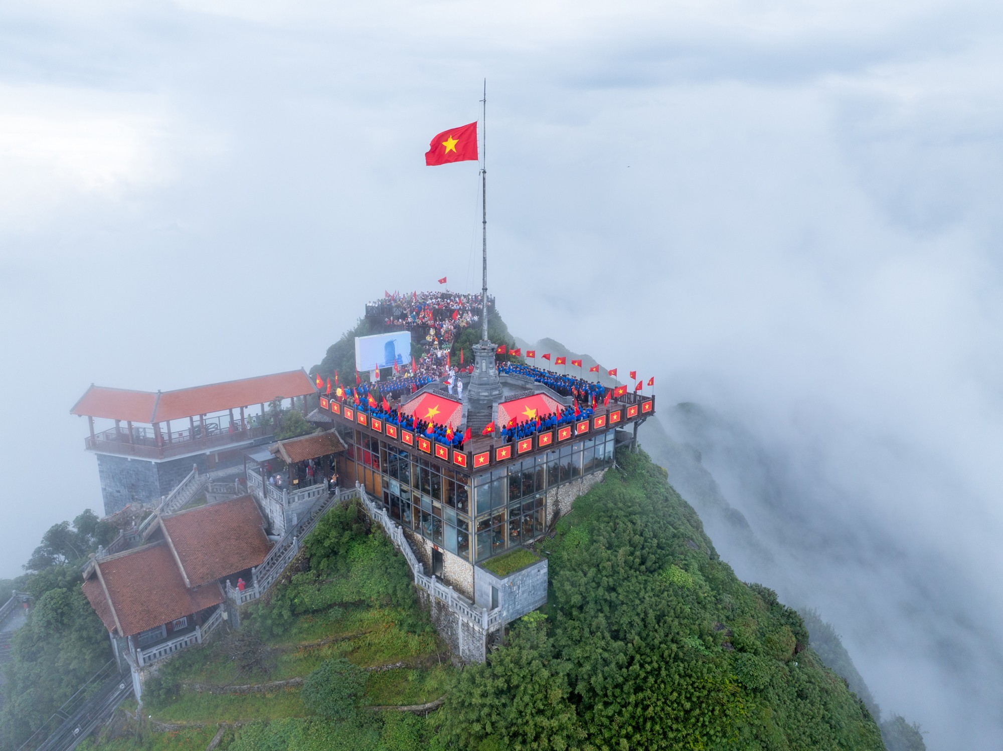 la-co-do-sao-vang-tung-bay-tren-noc-nha-dong-duong-1787314308.jpg