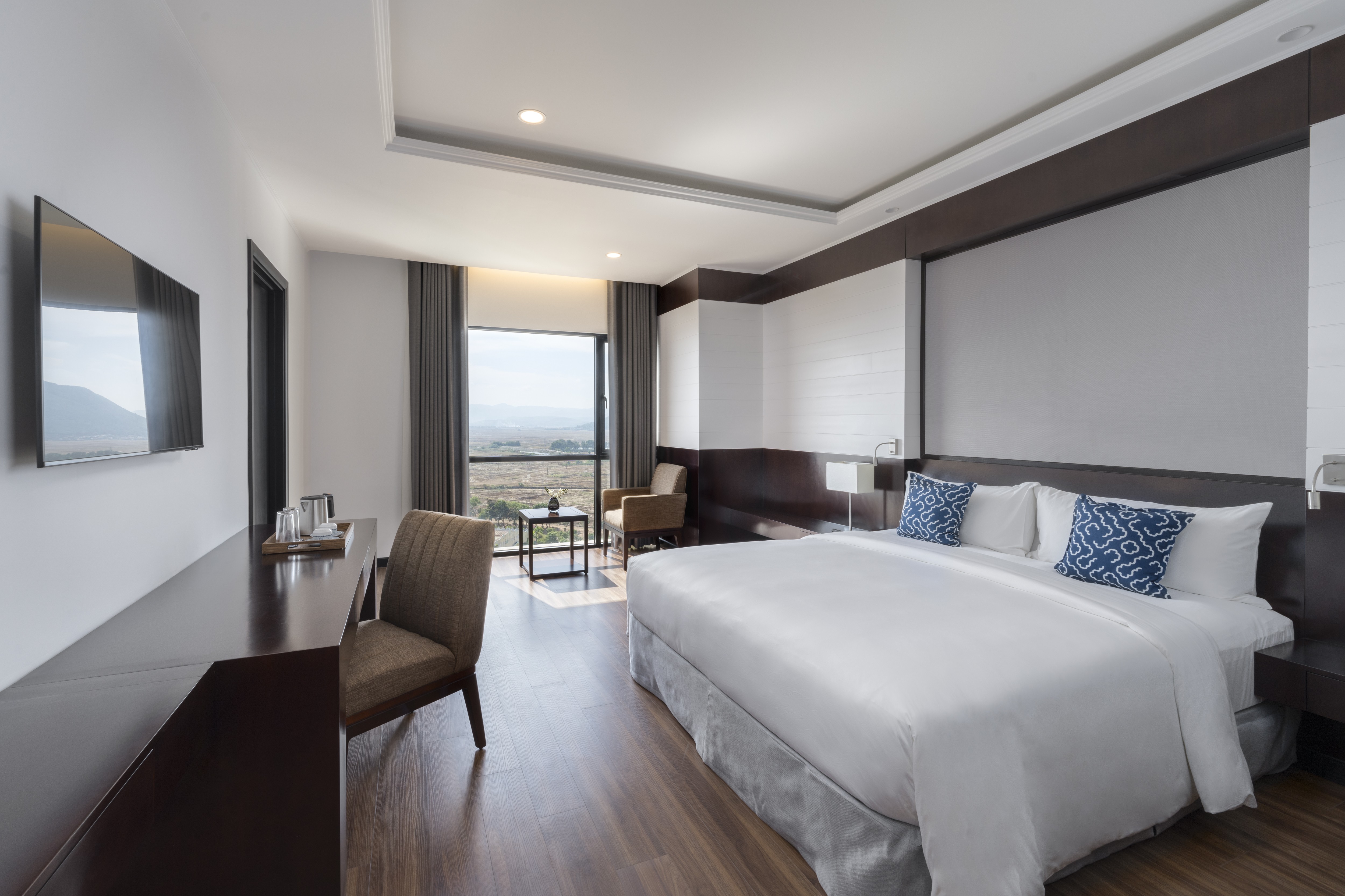 acc-ac109079149-tb-tuyhoa-presidential-suite-1509-1422-1787375153 acc-ac109079149-tb-tuyhoa-presidential-suite-1509-1422-1787375153.jpg