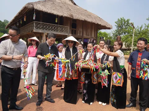 Phó Chủ tịch UBND TP Hà Nội yêu cầu làm mới sản phẩm tại Làng Văn hóa – Du lịch các dân tộc Việt Nam