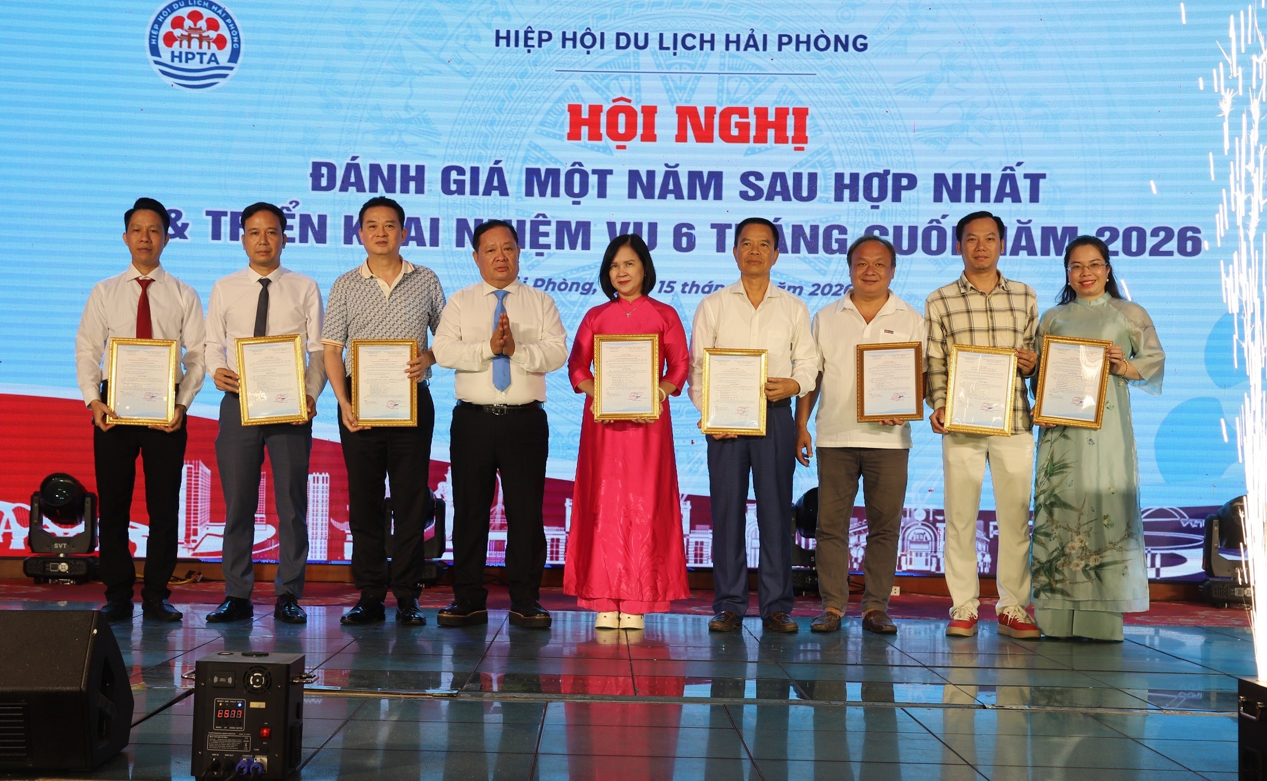 ong-xo-trao-quyet-dinh-2-1786974850-1789184226 ong-xo-trao-quyet-dinh-2-1786974850-1789184226.jpg