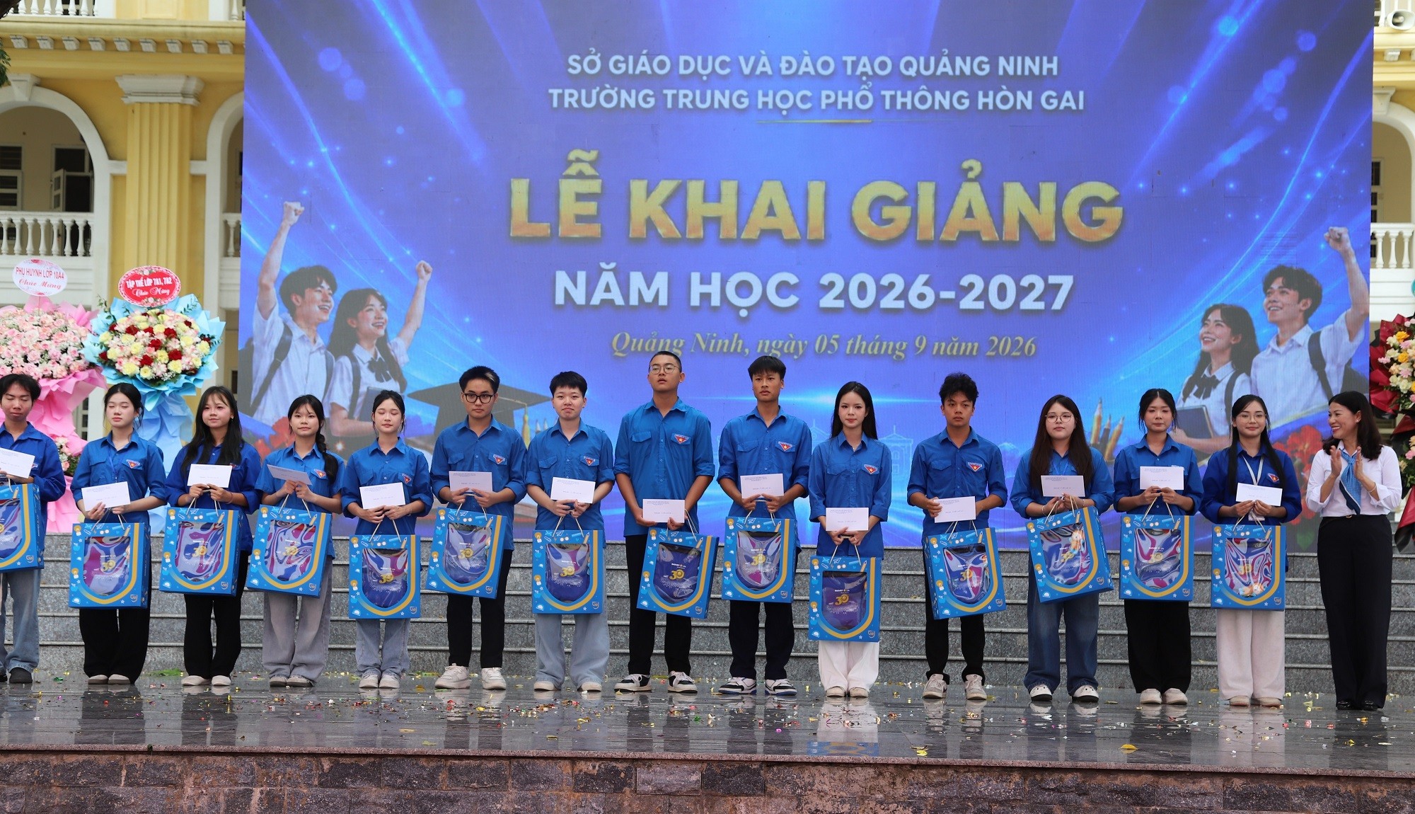 tang-qua-cho-hs-1788613526.jpg