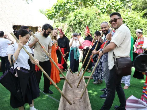 Làng Văn hóa – Du lịch đón đoàn đại biểu trong khuôn khổ Lễ hội Văn hóa thế giới