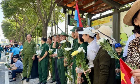Hình ảnh dòng người lặng lẽ, trang nghiêm tiễn đồng đội đoạn đường cuối
