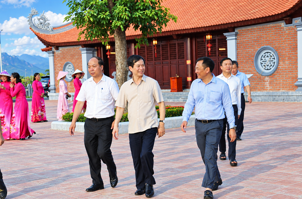 ong-tien-tinh-uy2b-1790956332.png