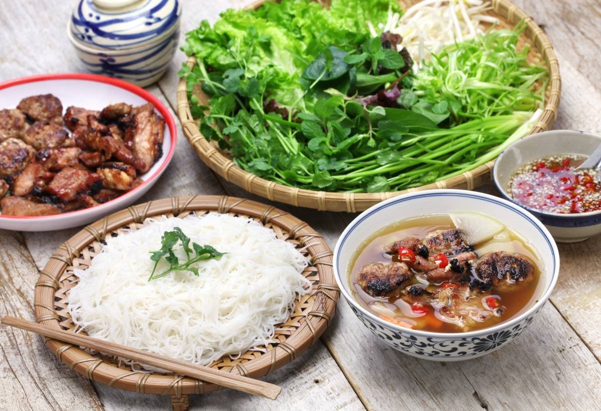 vietnam-bun-cha-gegrild-varkensvlees-met-noodles-en-specerijen-1200-1792999459.jpeg