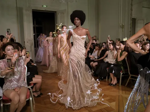 Nhà thiết kế Việt Nam mang 31 thiết kế lụa Bảo Lộc đến Paris Fashion Week
